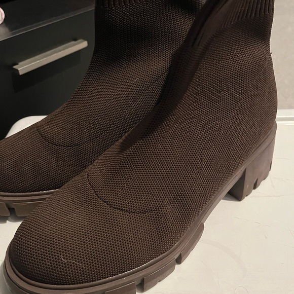 Boots..like new - Picture 1 of 3